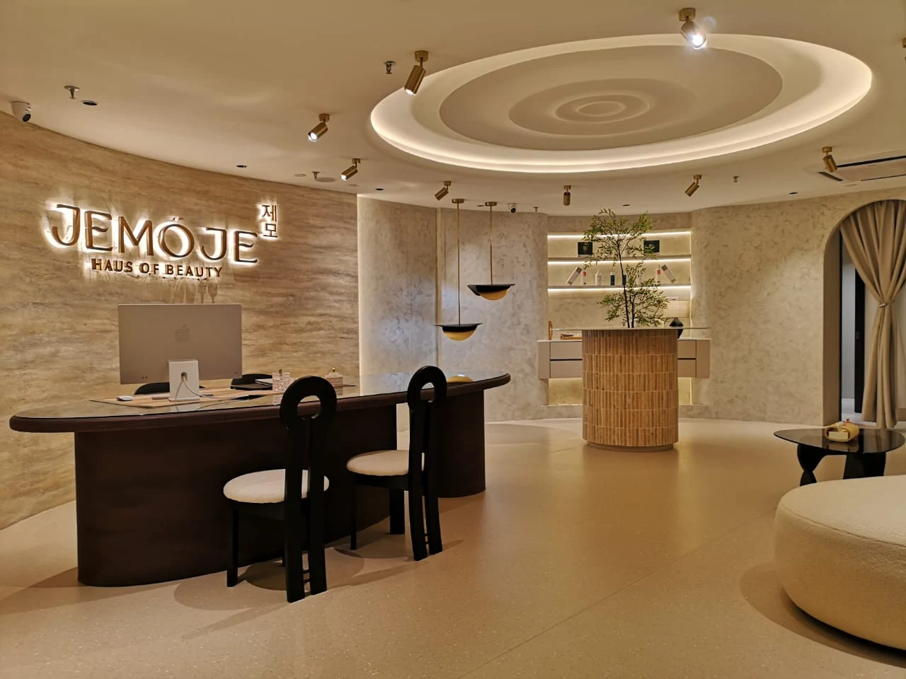 Korean-style beauty care guided by technology, detail and quiet luxury.