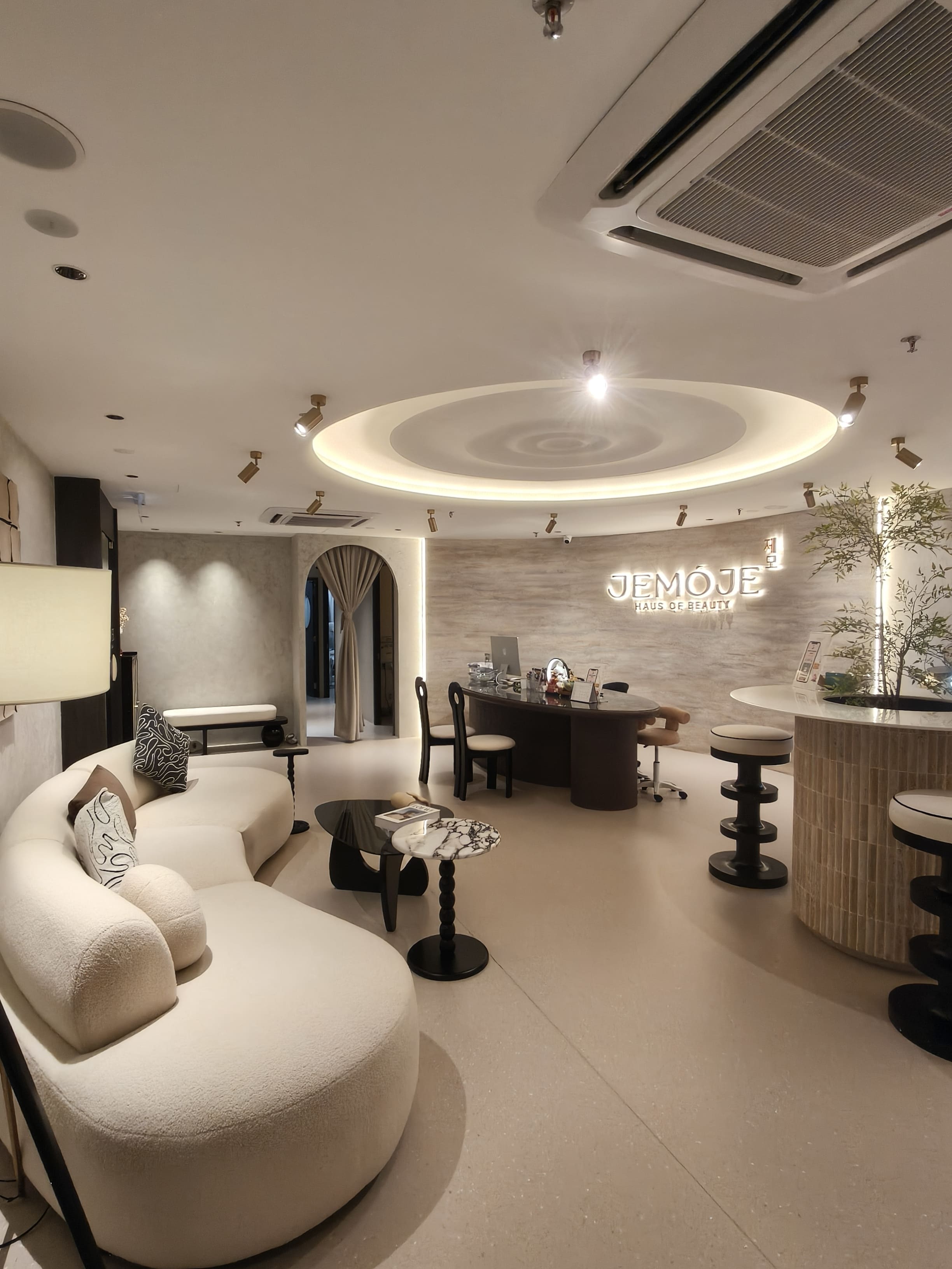 Explore JEMOJE beauty spaces by branch.